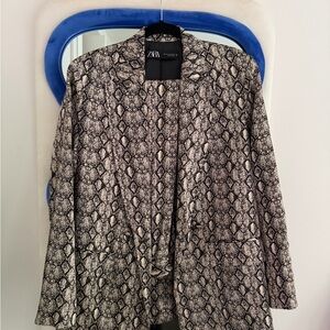Zara Women's Black and Gray Snake Print Blazer